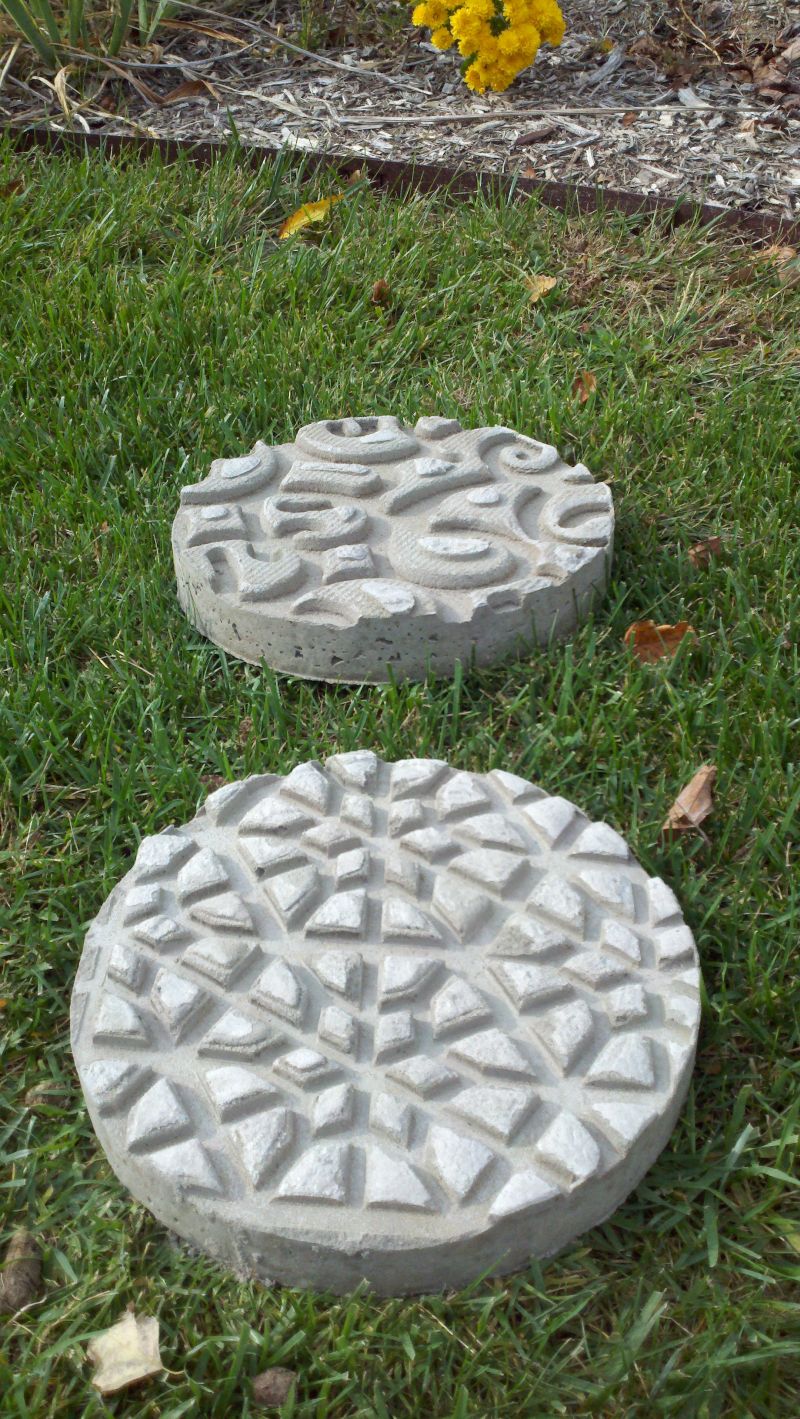 How to Make Leaf-Print Concrete Stepping Stones DIY  Stepping stones diy, Concrete  stepping stones diy, Concrete stepping stones