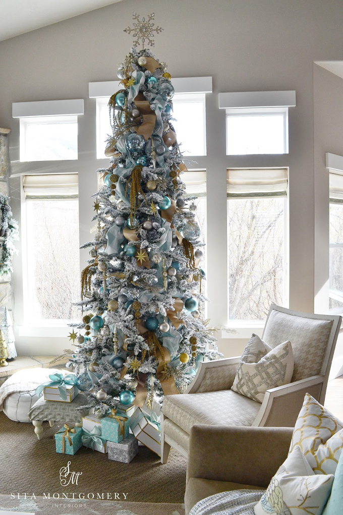 High ceiling living room with Grey Christmas tRee