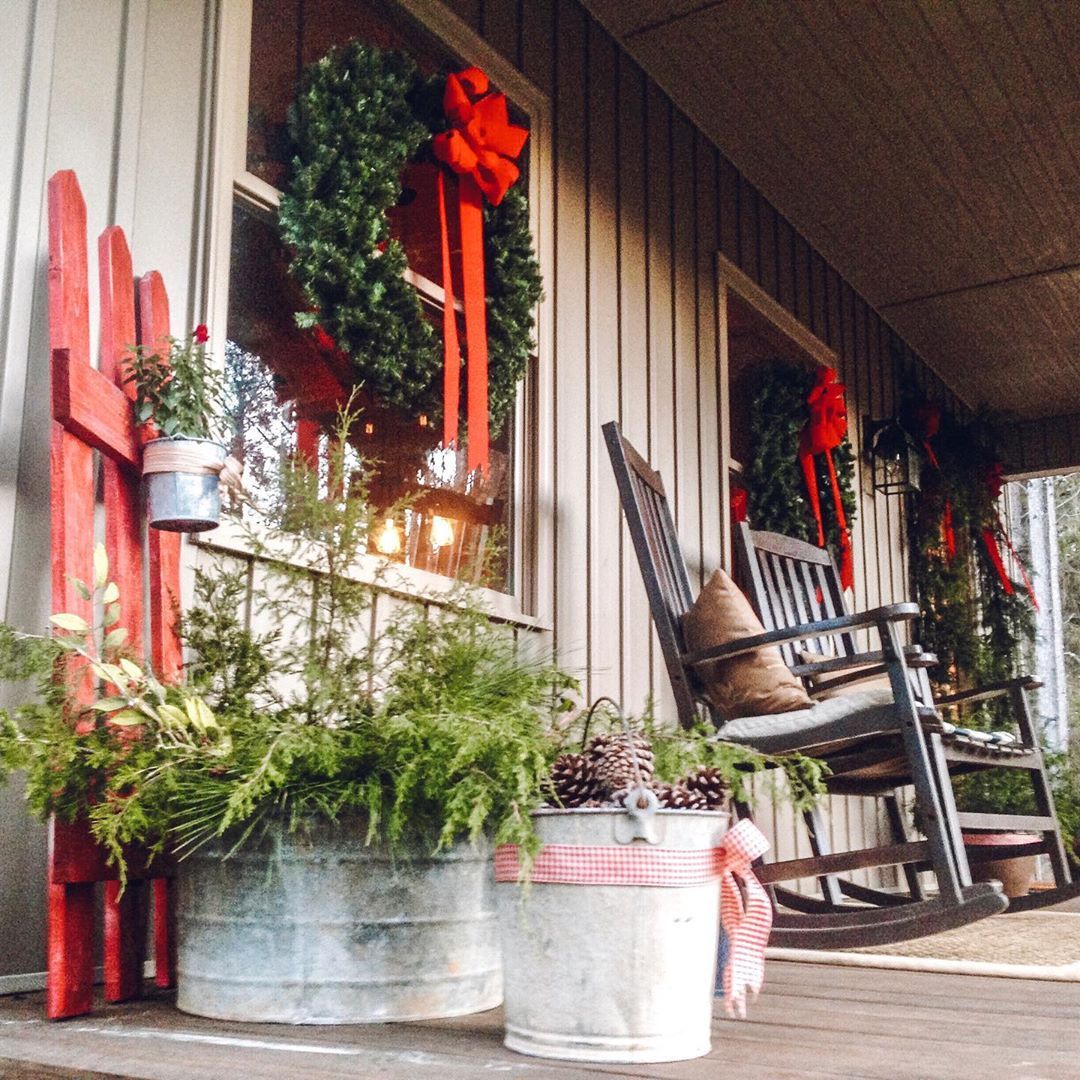 Rocking chair porch Christmas decor - Homedit