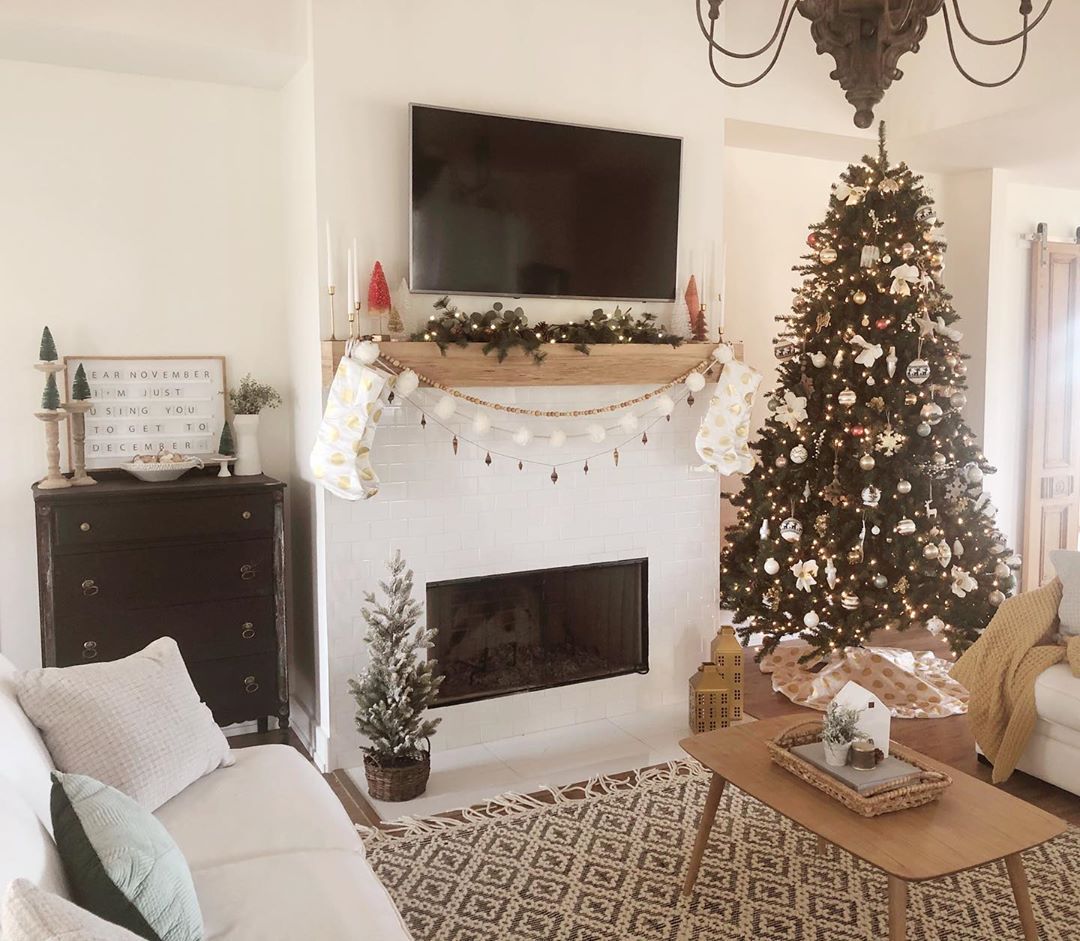 Simple Christmas living room decor