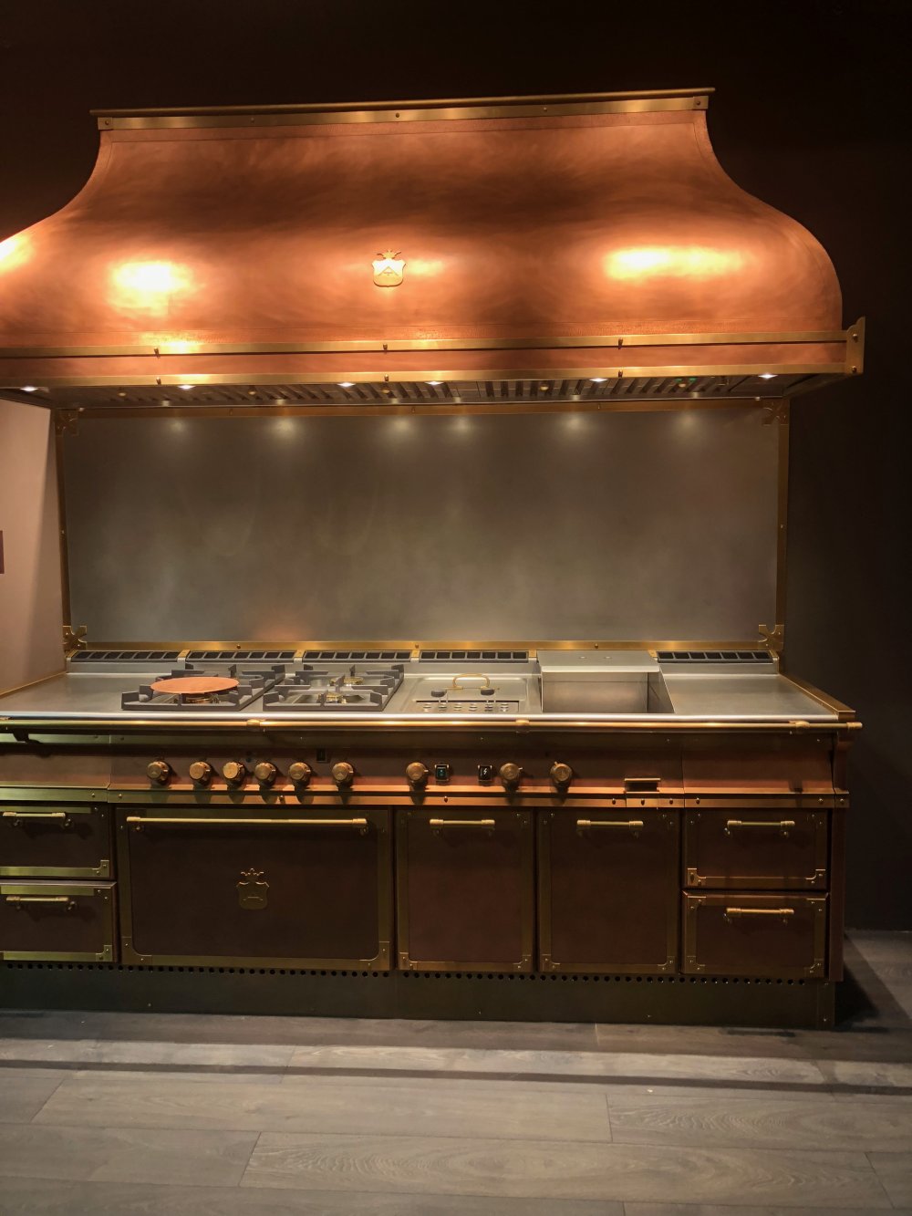 Dapur ini memiliki tampilan yang sangat retro yang justru memberikan kesan modern