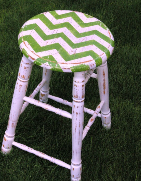 Colorful bar stool makeover dIY