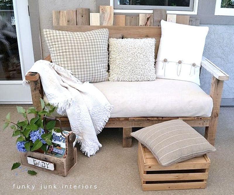 https://cdn.homedit.com/wp-content/uploads/2020/10/super-simple-pallet-sofa.jpg