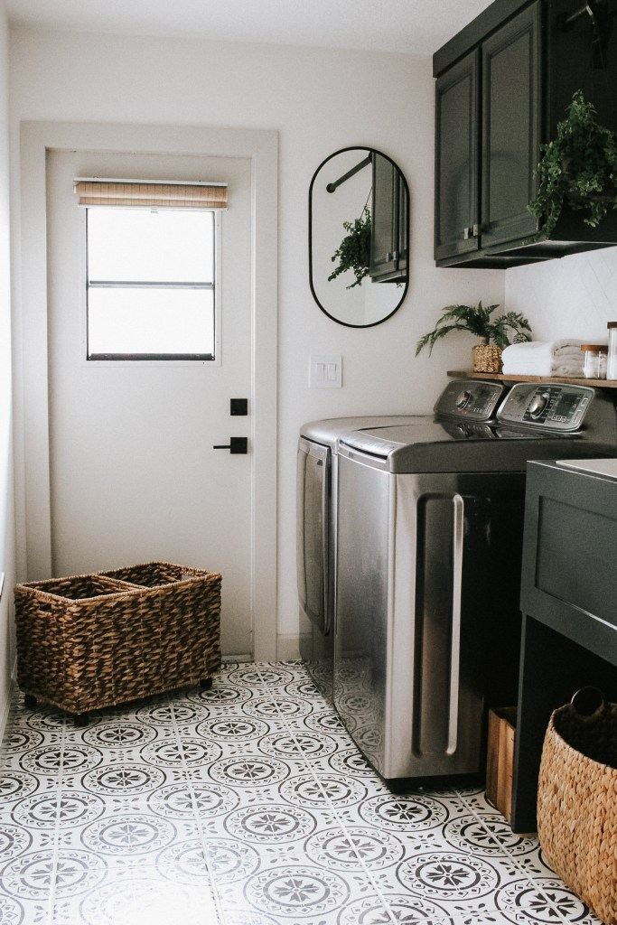 Small laundry room decoir