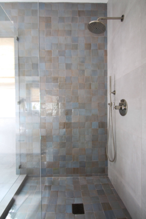 Walk in shower decor with tiles