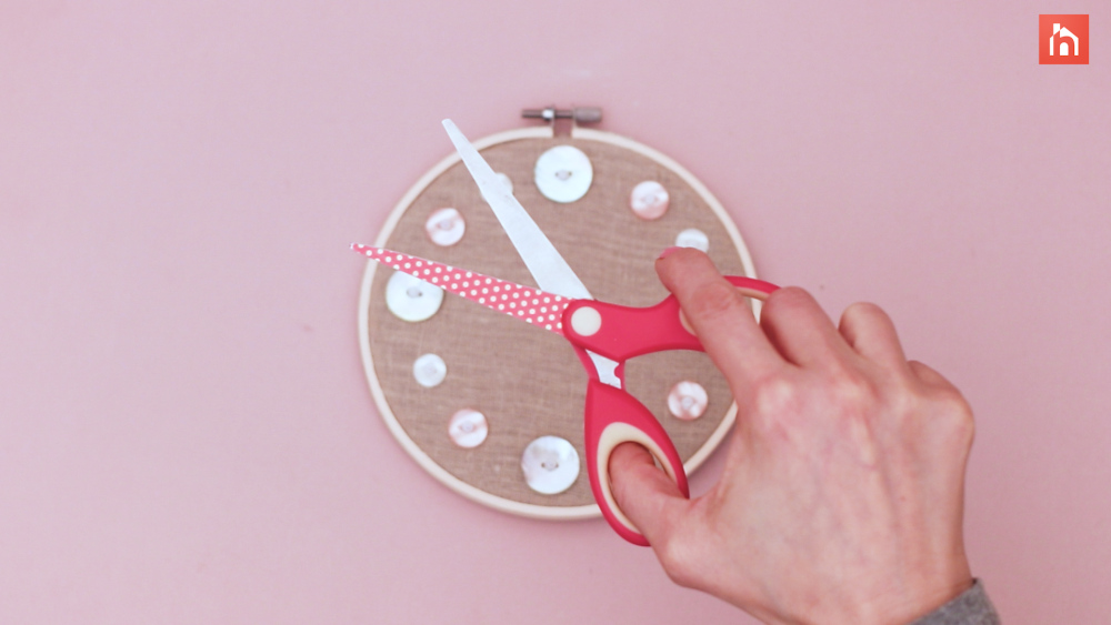 Embroidery hoop clock Step 1 46