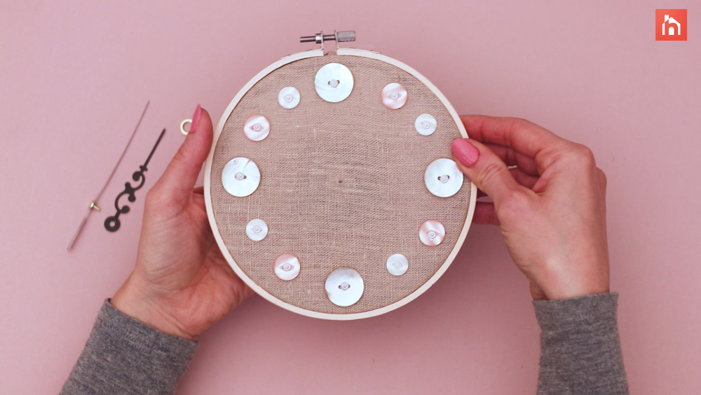 Embroidery hoop clock Step 1 52