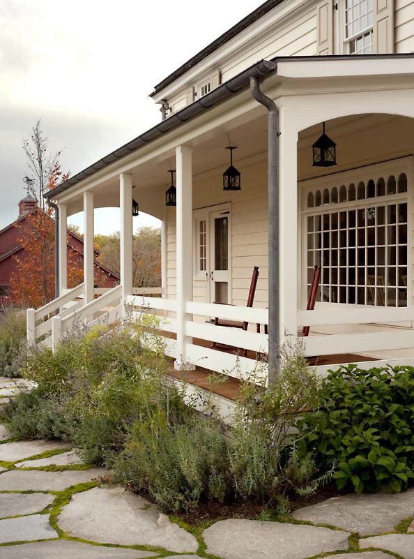 Horizontal railings on the porch