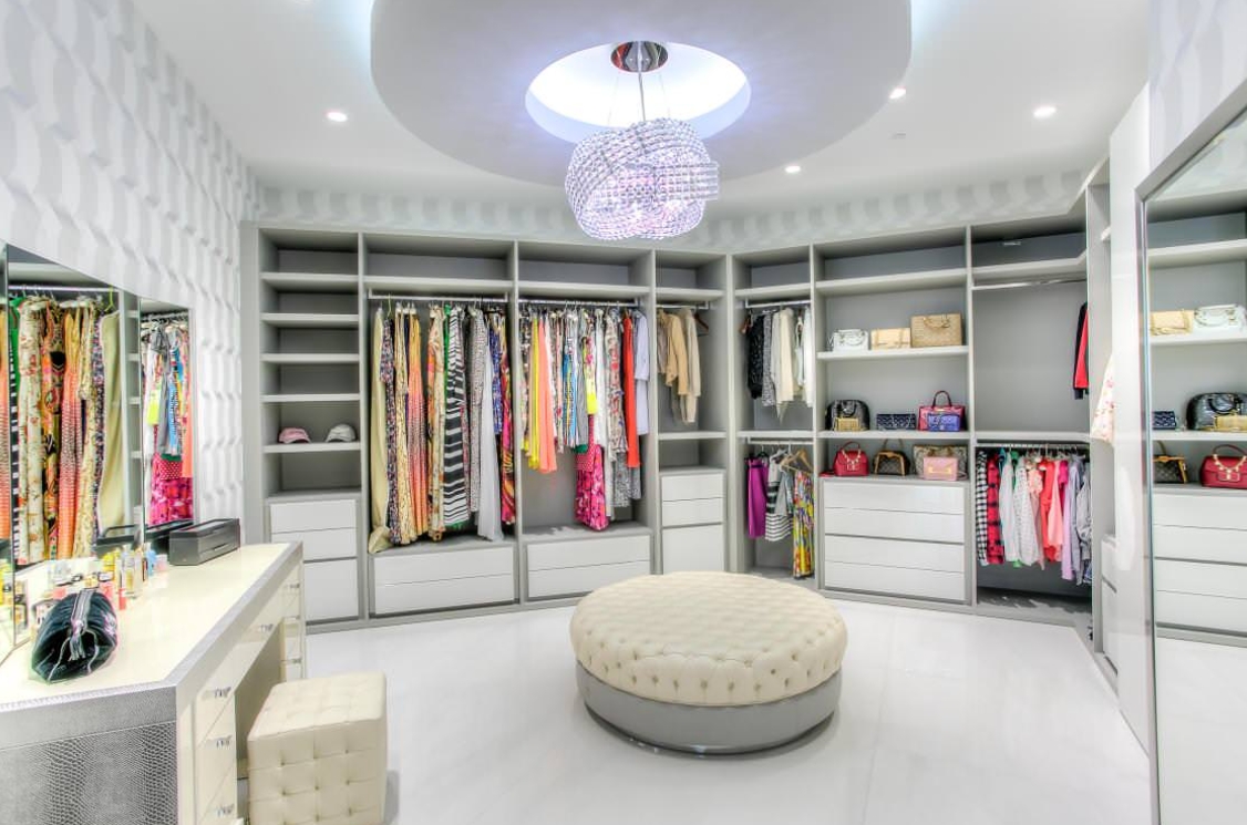 20 Beautiful Walk-In Closet Design Ideas