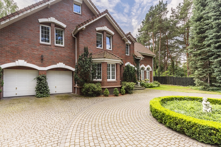 circular driveway garden ideas