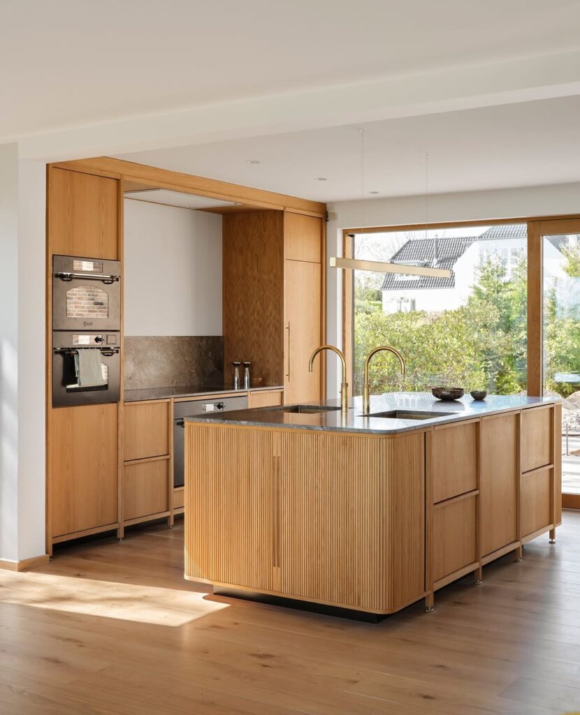 12 Rounded Kitchen Island Ideas That Bring Soft Elegance to Modern Homes