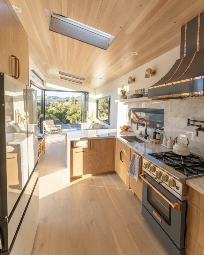 20 Tiny House Kitchen Layouts With Strong Function and Style
