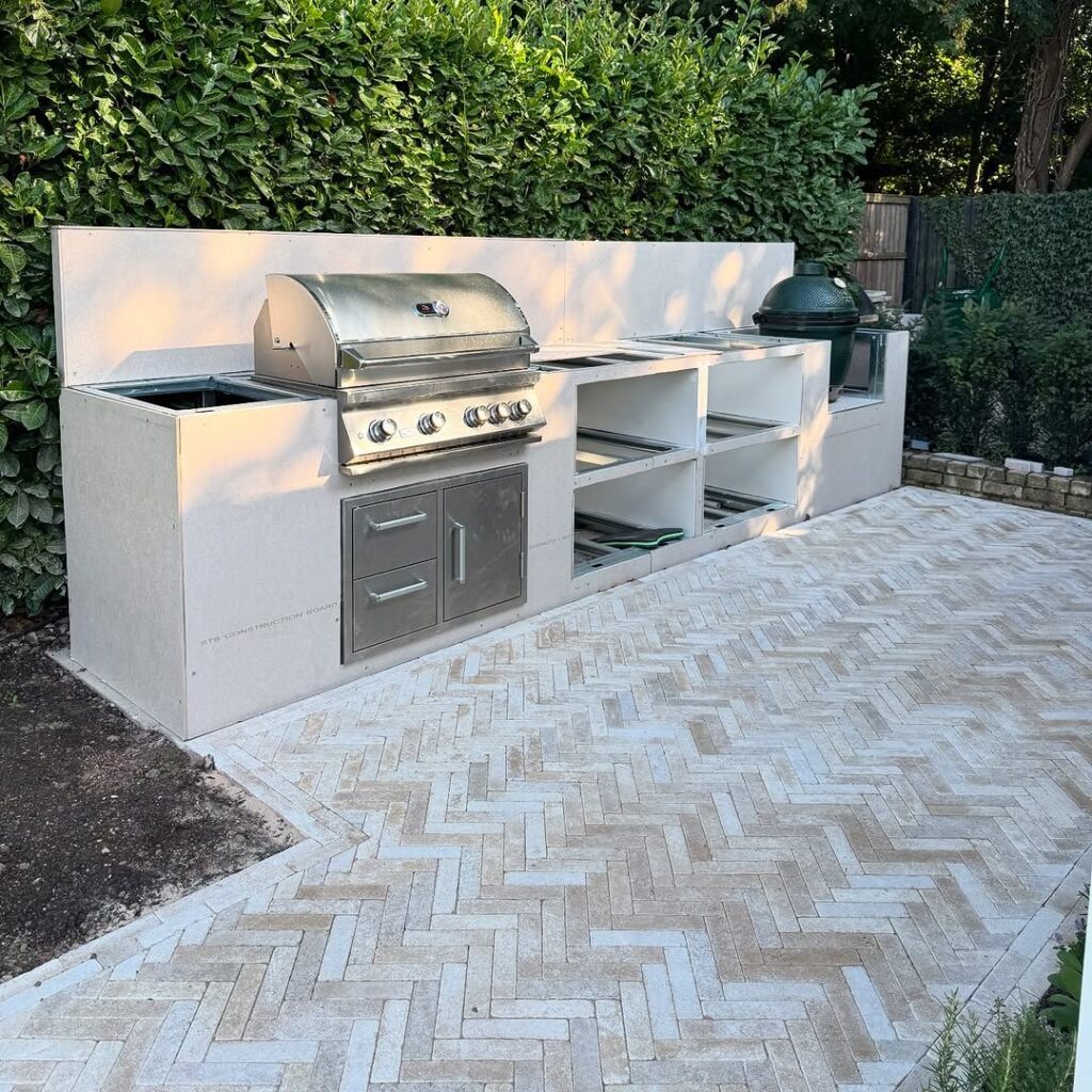 22 Outdoor Kitchen and BBQ Ideas Designers Are Rebuilding Backyards ...