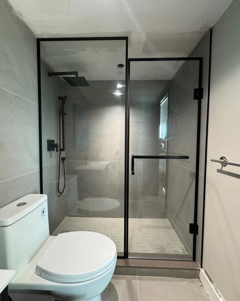 25 Black Frame Shower Ideas to Add Architectural Edge to Your Bathroom ...