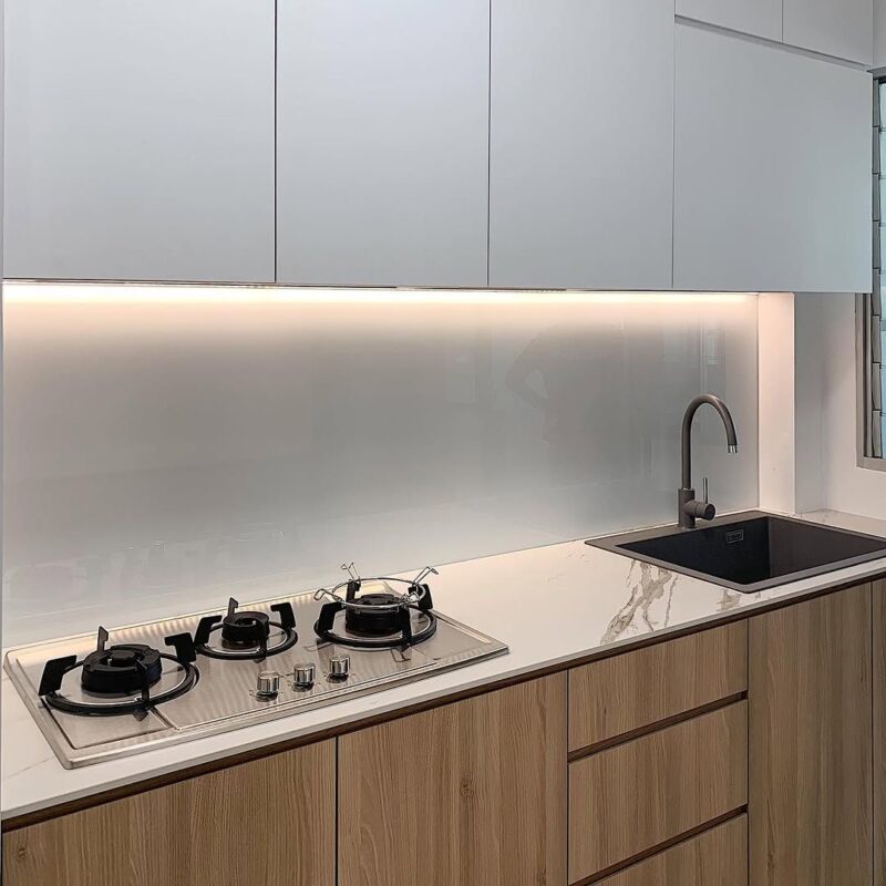 16 Glass Backsplash Ideas for 2026 That Replace Tile Lines With ...
