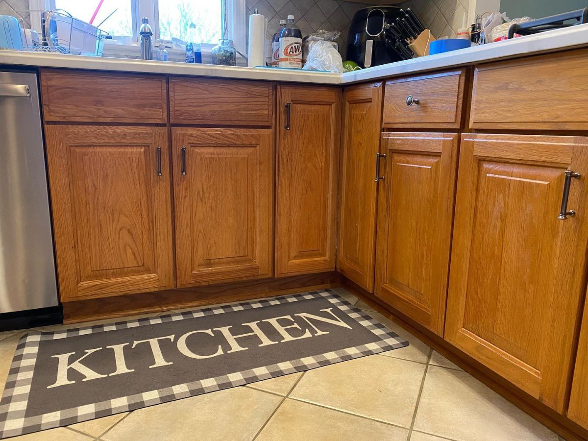 Beige Floor Tiles and Gray Backsplash Stayed