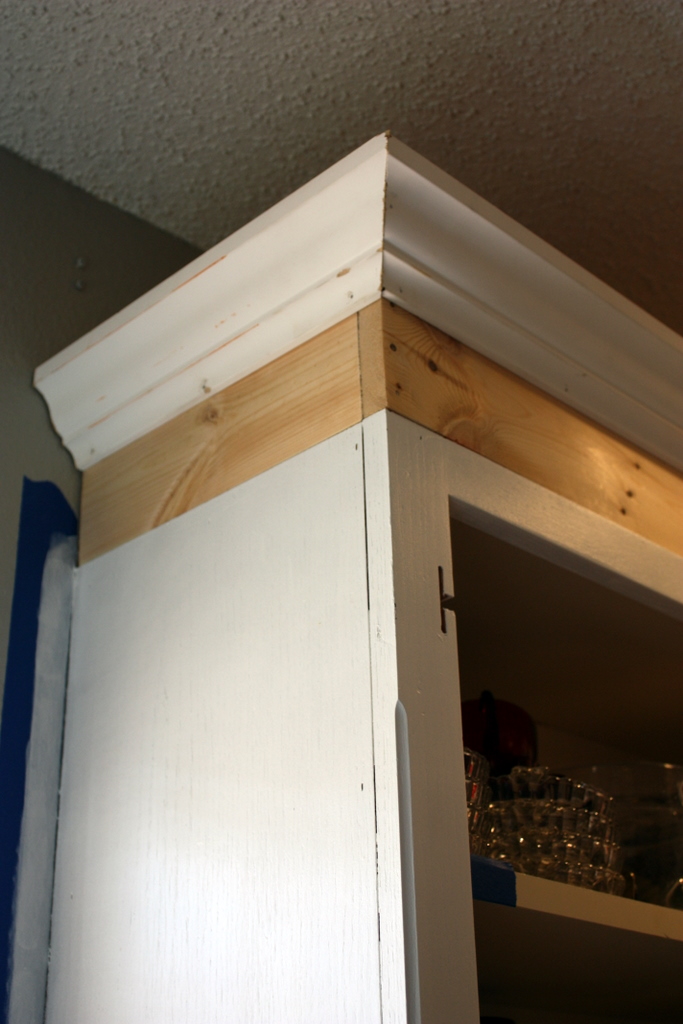 She Painted the 1990s Oak Cabinets Two Colors and Made the Uppers Look Taller
