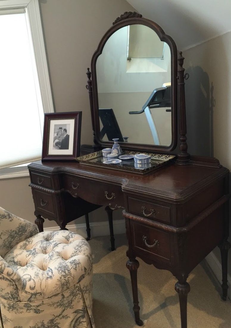 Dark Mahogany Covered the Antique Vanity