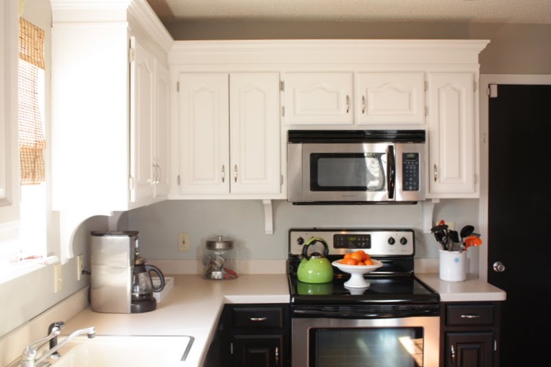 She Painted the 1990s Oak Cabinets Two Colors and Made the Uppers Look Taller