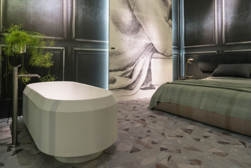 Faceted Tub Shares Its Setting With a Bed