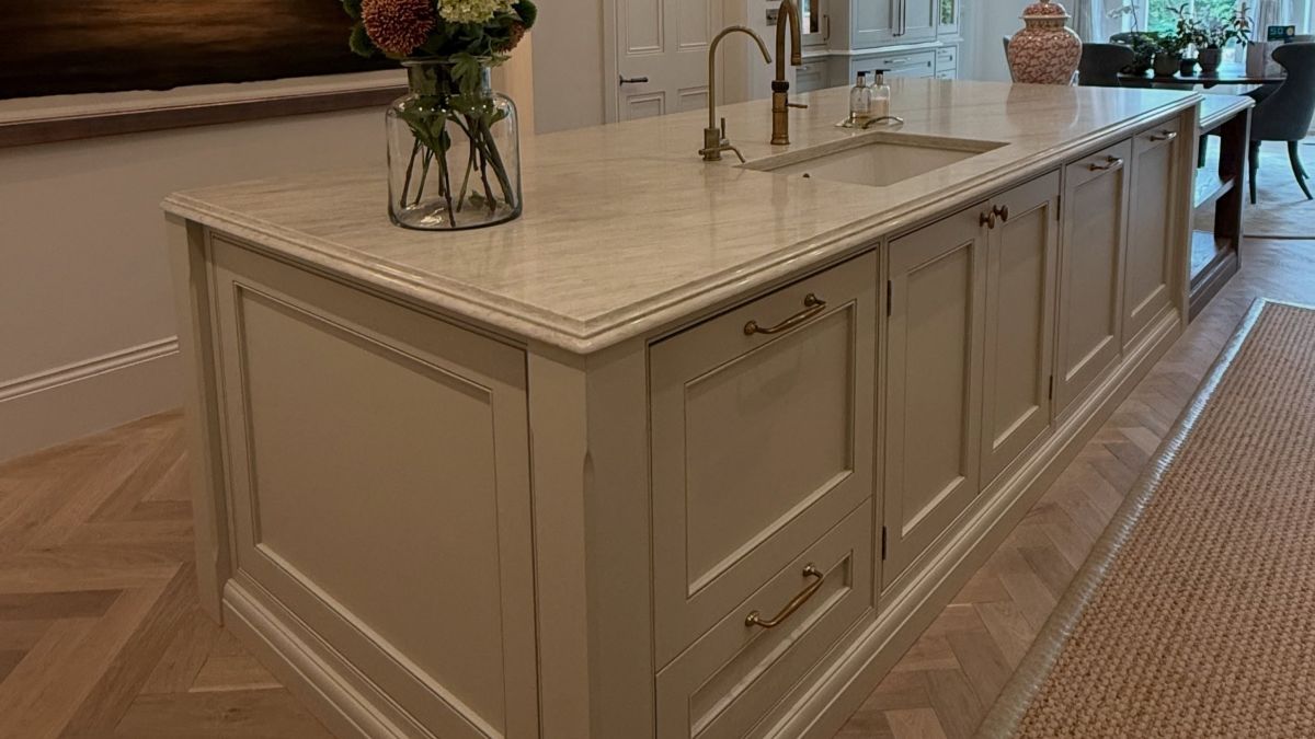 Farrow & Ball’s Drop Cloth Gives These Kitchen Cabinets the Warmth White Often Lacks