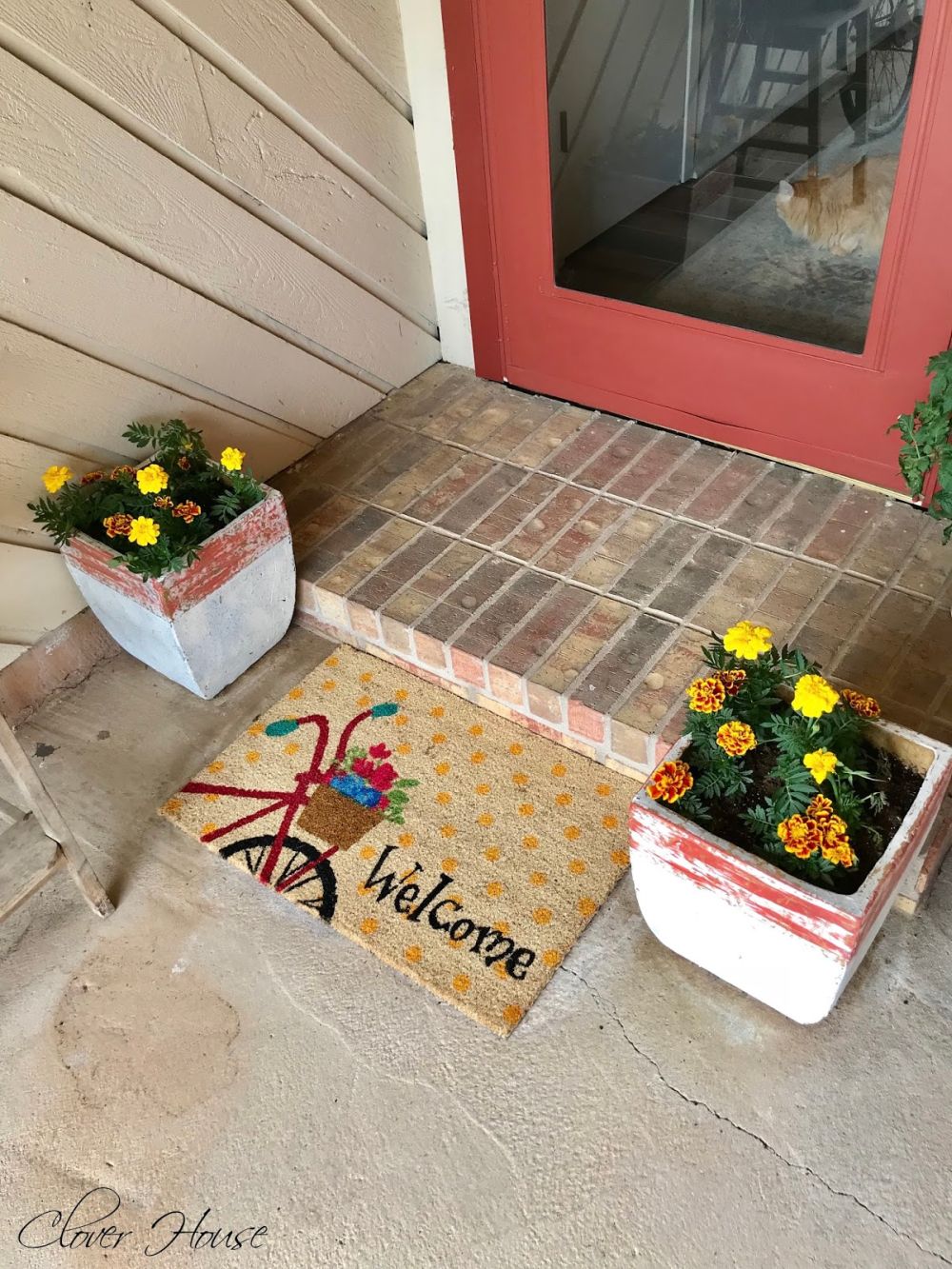 She Painted Her Old Flowerpots White and Didn't Like the Result, So She Reached for Sandpaper