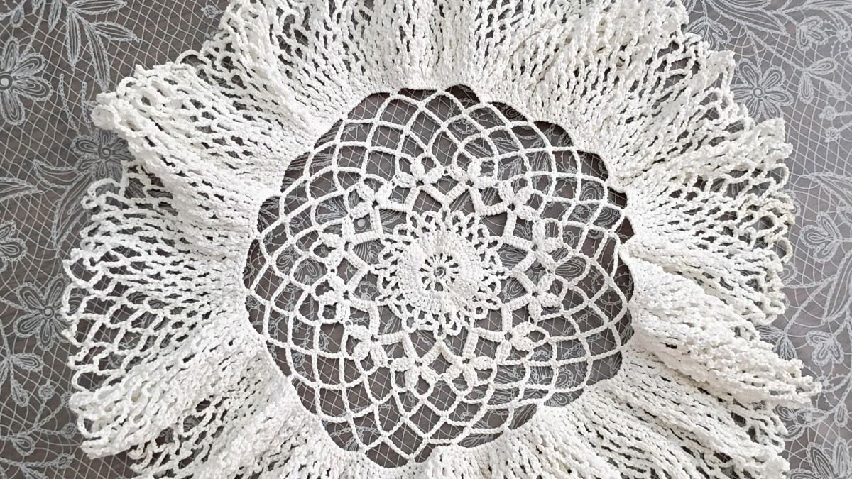 Grandma’s Old Lace Doily Isn’t Just for Tables: A Golf Ball Turns It Into a Glowing Halloween Ghost