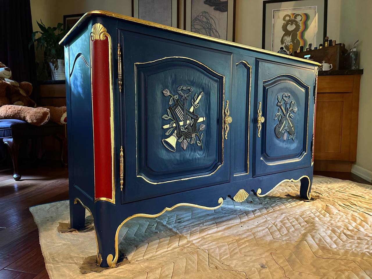 Imitation Gold Leaf Followed the Molded Edges