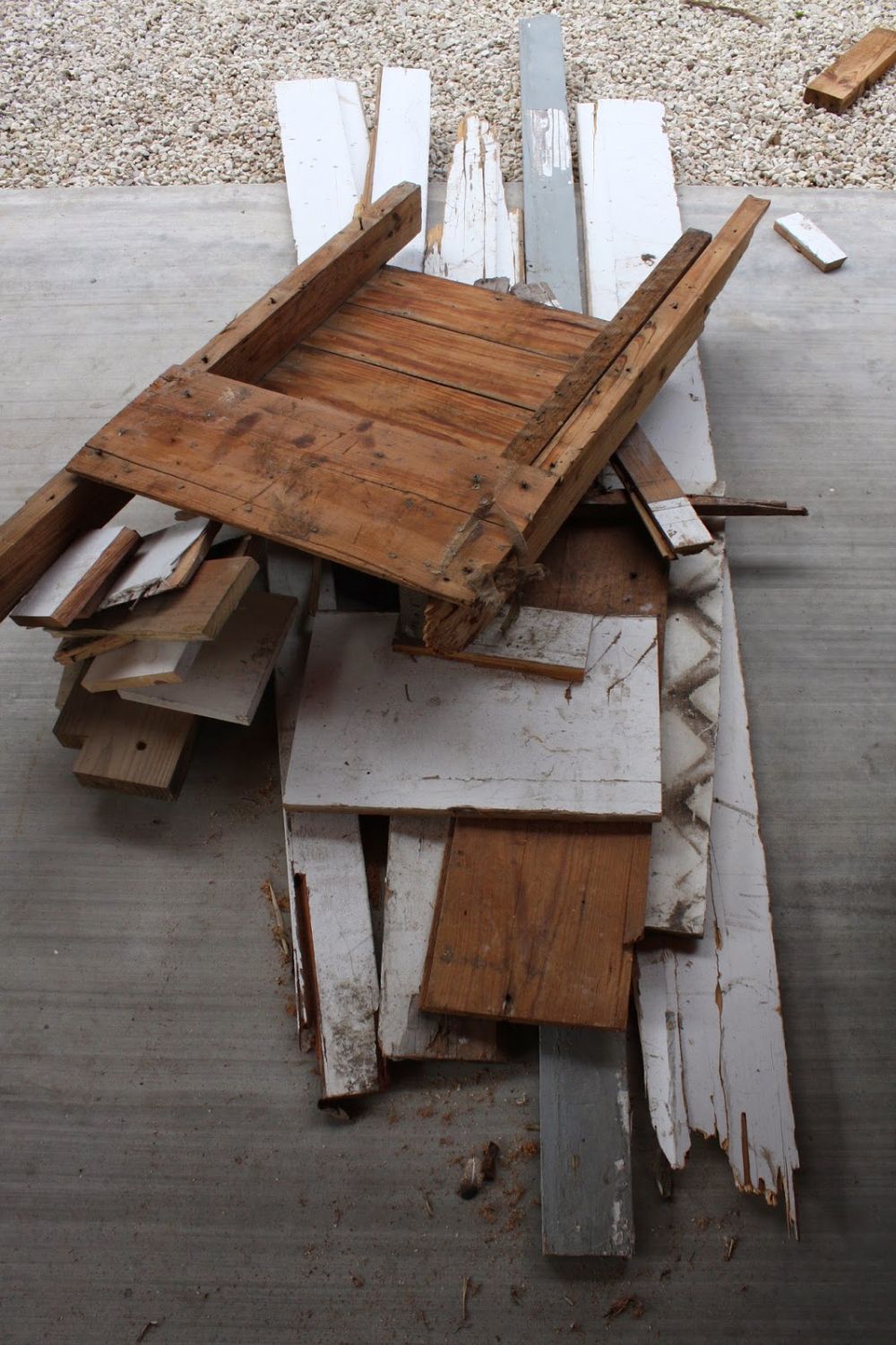 She rescued two boards from a demolition pile now they’re the shelves that make this kitchen bar stand out