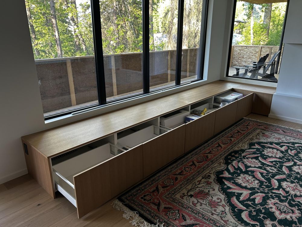 MAXIMERA drawers bring the contents out from beneath the seat