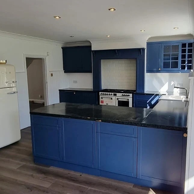One color connects the cooking zone with the peninsula