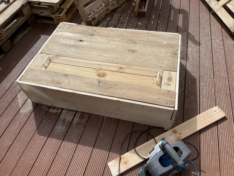 He Turned Old Pallets Into a Patio Lounge Set With Cushions Cut From an Old Mattress