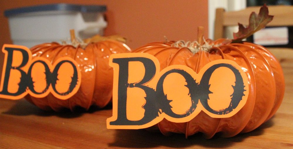 Printed Signs Turned Two Small Pumpkins Into Halloween Decorations