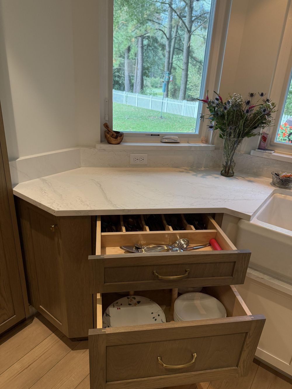 Pull-out drawers beside the sink hold plates