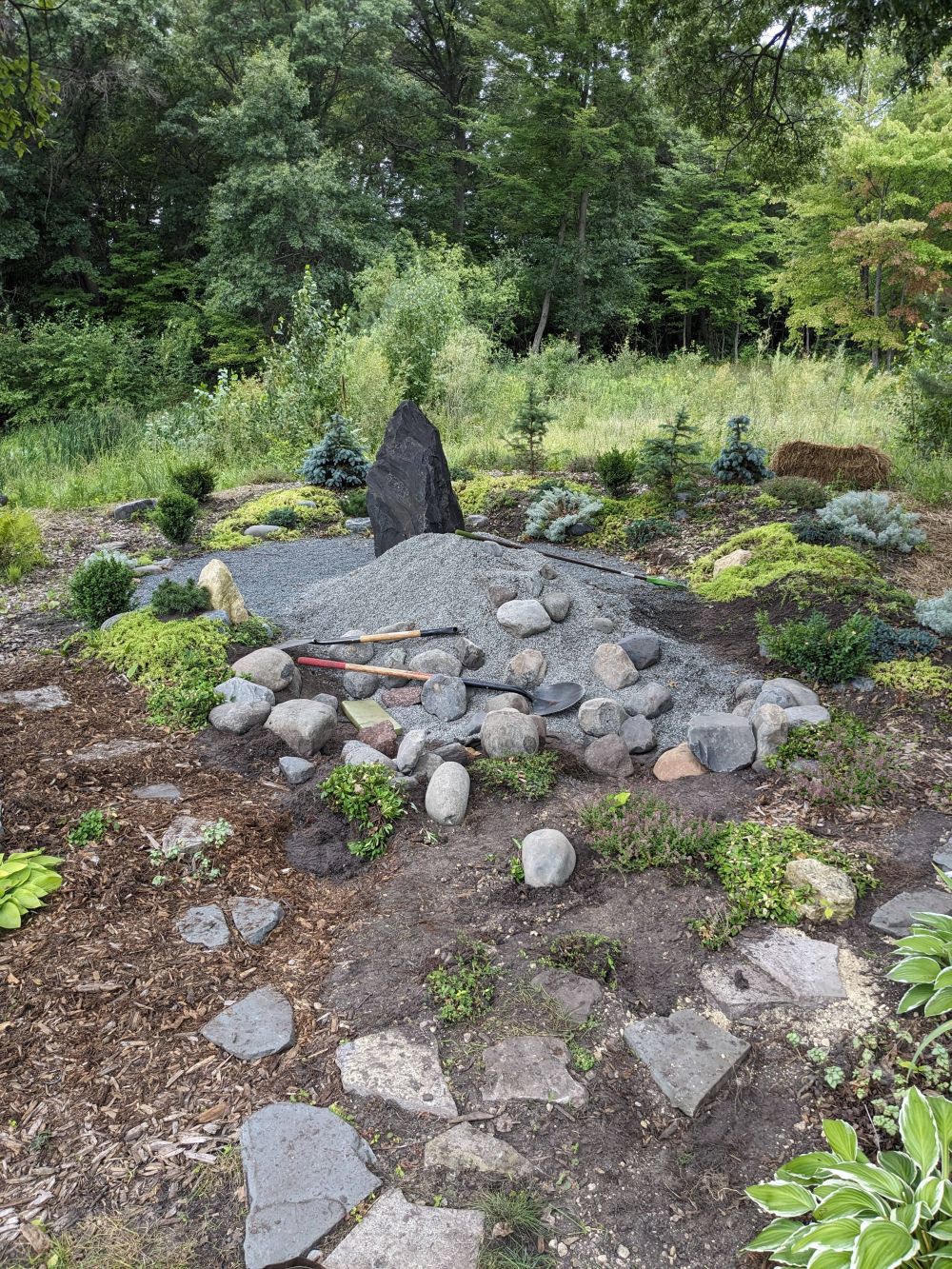 They Built a Gravel Garden Around One Upright Stone Now Their Bare Backyard Corner Feels Like a Japanese Retreat