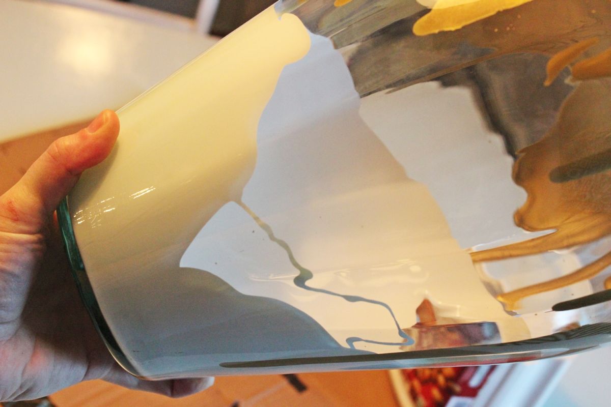 Rotate the glass for the paint
