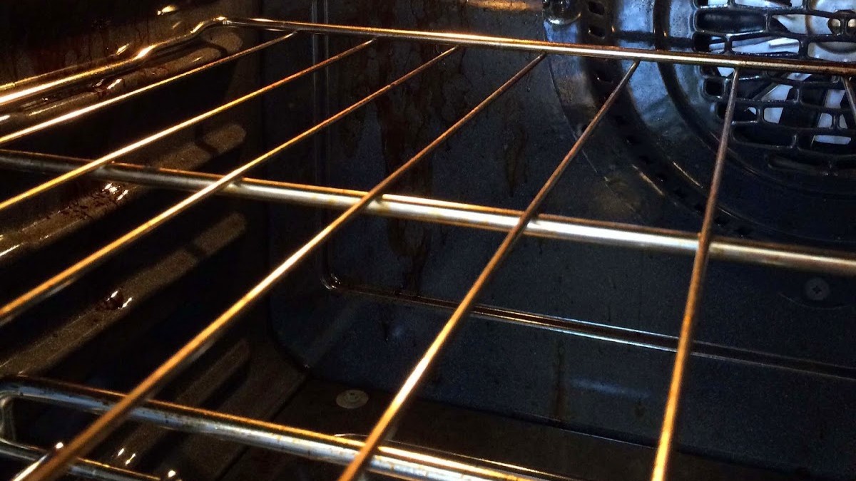 She Mixed Dawn, Baking Soda, and Vinegar to Clean Her Oven The Pinterest Trick Didn't Work