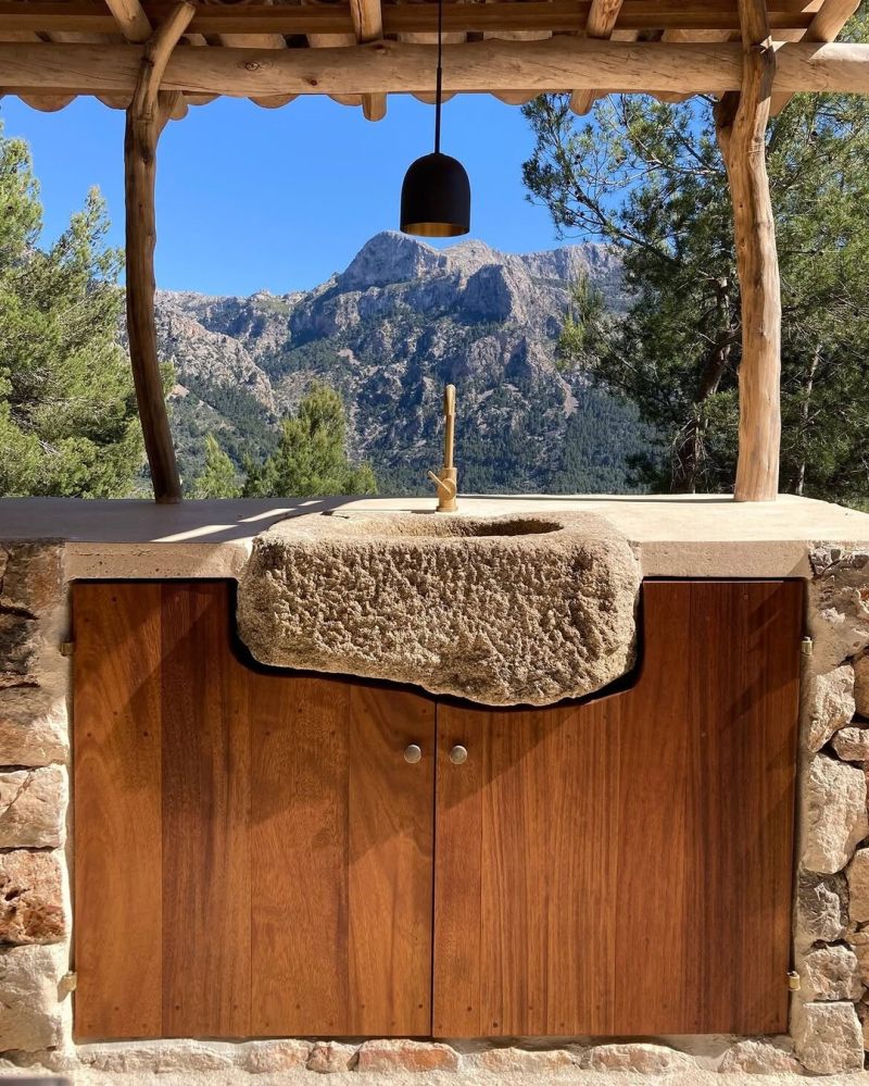 The Finished Kitchen Keeps the Mountain View Open