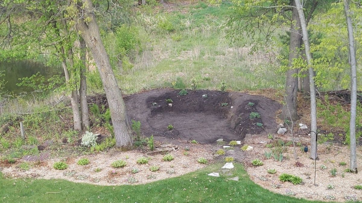 They Built a Gravel Garden Around One Upright Stone Now Their Bare Backyard Corner Feels Like a Japanese Retreat