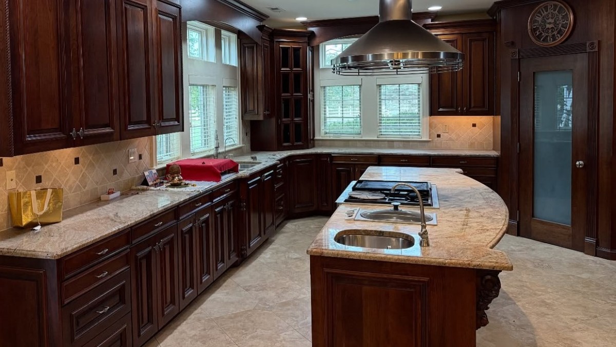 They Painted the Dark Cabinets Navajo White but Made the Island Black: Even the Old Granite Looks Different
