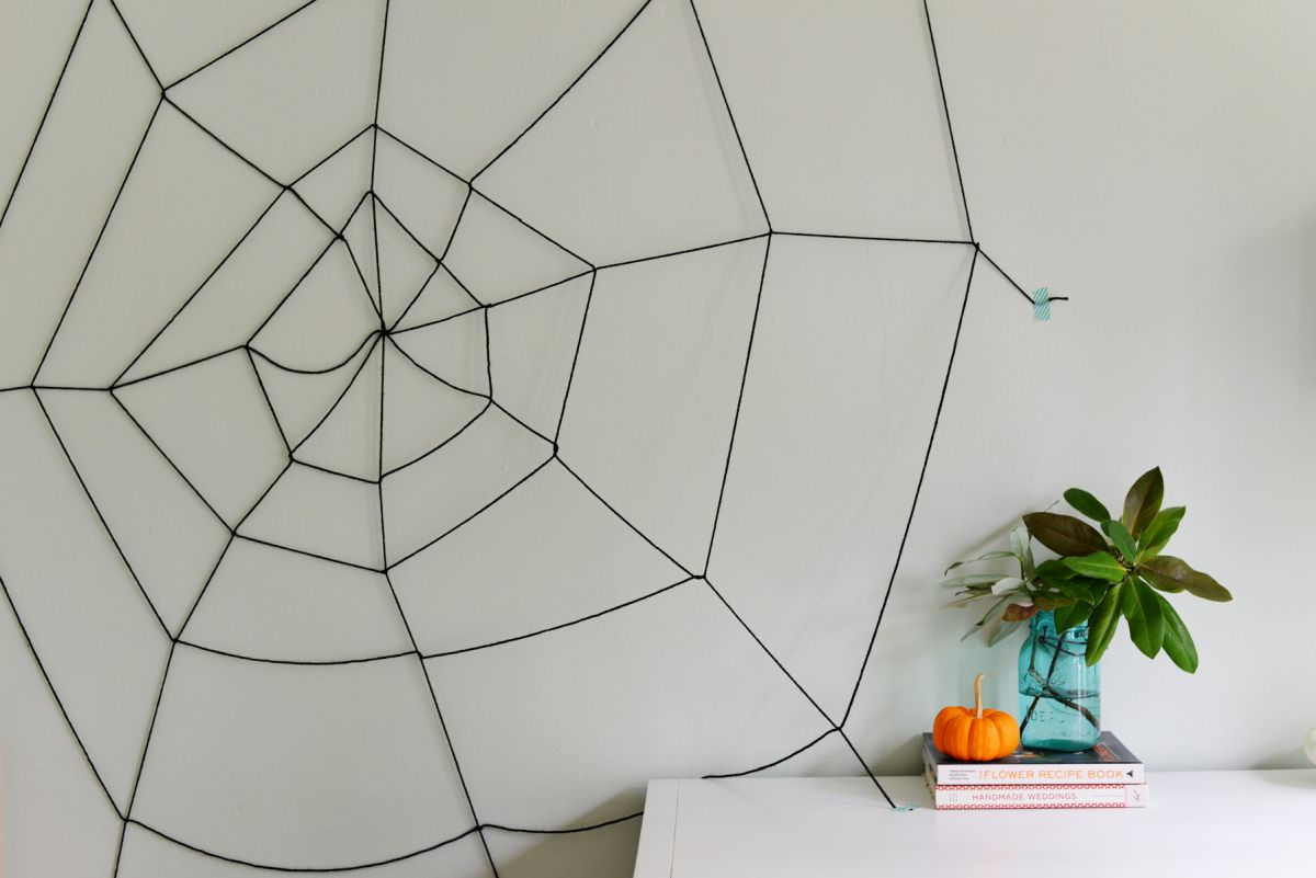 Wall spider web from yarn