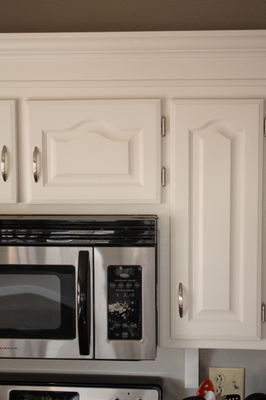 She Painted the 1990s Oak Cabinets Two Colors and Made the Uppers Look Taller