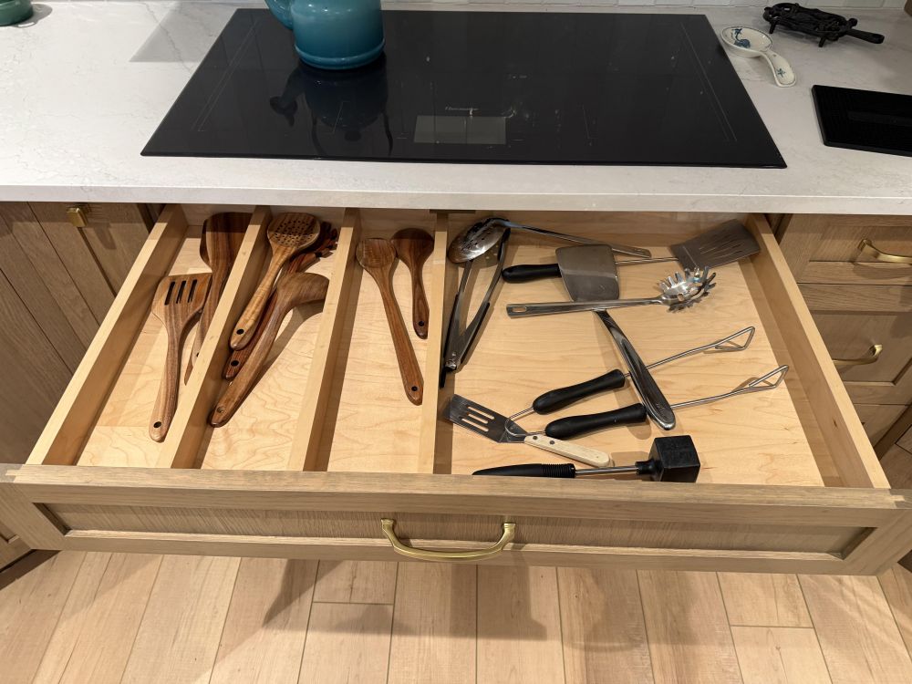 Wooden dividers separate spatula