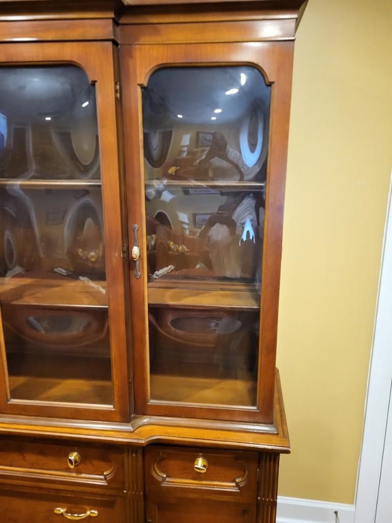 close-up shows the bowed glass extending beyond