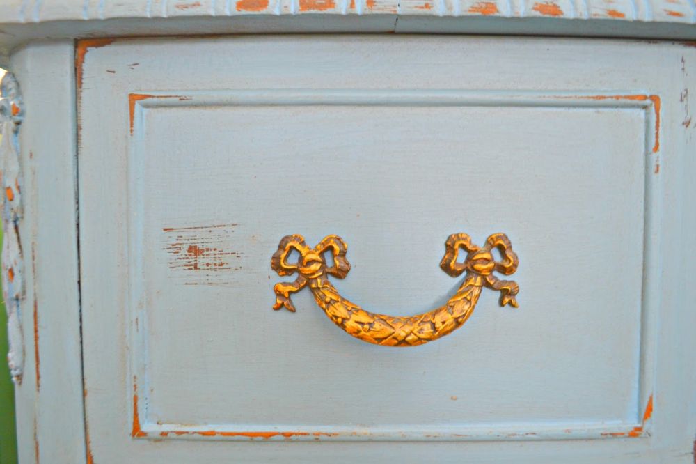 curved handles and ribbon-shaped mounts.