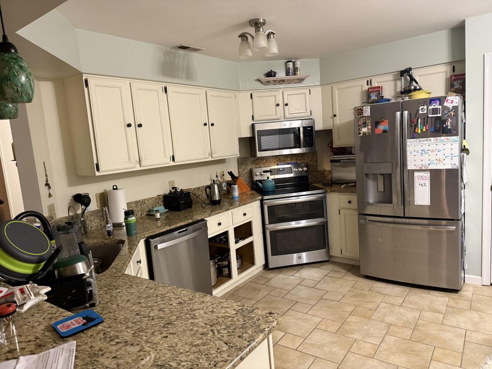 layout also had a peninsula separating the kitchen