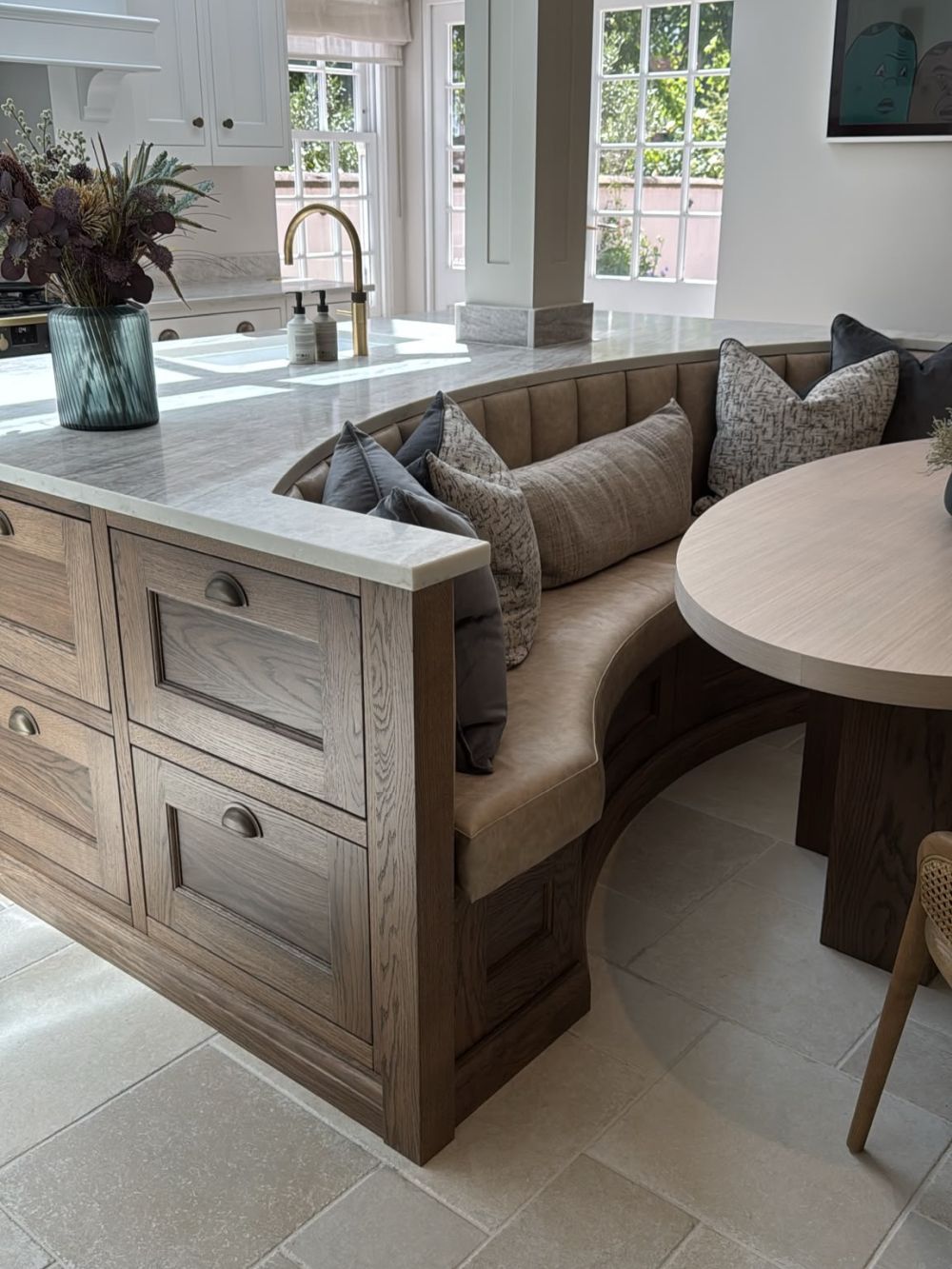 rounded edge follows the banquette