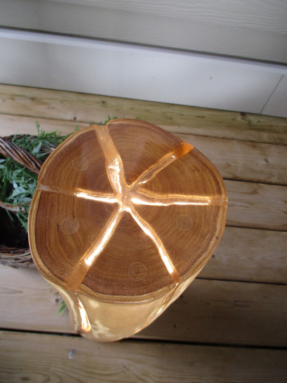 star-like pattern across the circular end grain