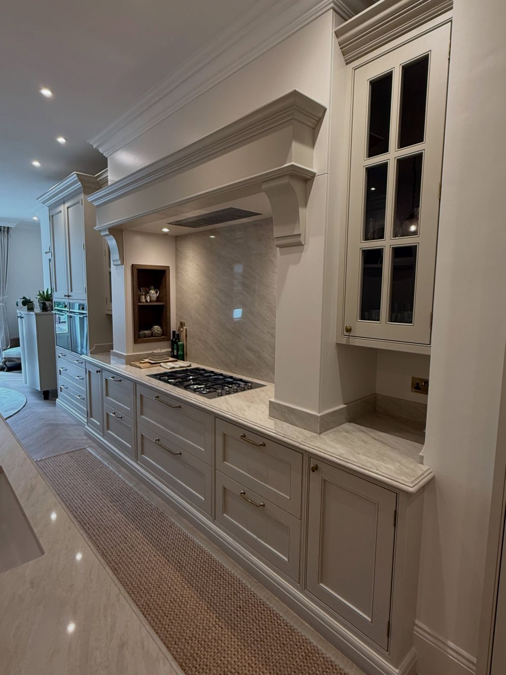 the counter continues beyond the surround into another cabinet bay